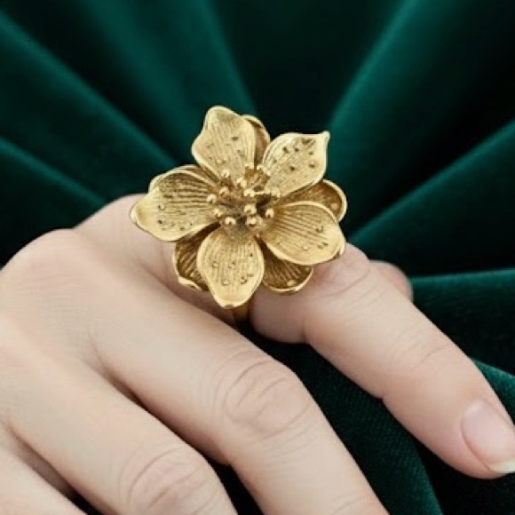 Vintage Unmarked Jewelry - Vintage Chunky Goldtone Star Magnolia Anemone Hellebore Flower of Life Ring Sz 9